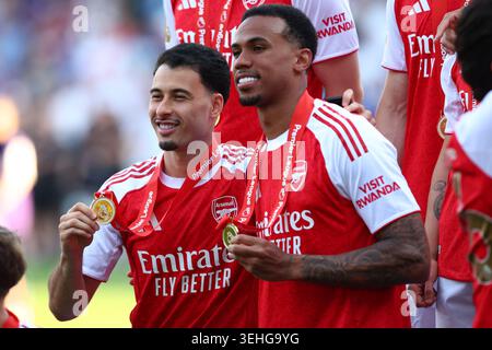 LONDRES, Royaume-Uni - 24 mai 2026 : Gabriel Martinelli et Gabriel Magalhaes d'Arsenal célèbrent avec leurs médailles gagnantes le match de premier League entre Crystal Palace FC et Arsenal FC à Selhurst Park (crédit : Craig Mercer/ Alamy Live News) Banque D'Images