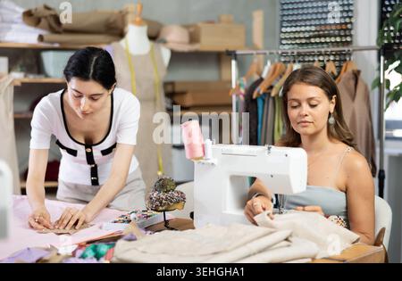 Femmes couturières cousant des vêtements dans l'atelier Banque D'Images