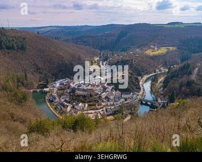 Une vue panoramique à couper le souffle sur Esch-sur-Sûre, l’un des villages les plus pittoresques du Luxembourg, niché dans un méandre fluvial spectaculaire des Ardennes Banque D'Images