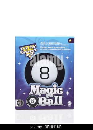 IRVINE, CALIFORNIE - 22 MAI 2026 : le jouet Magic 8 Ball est une sphère en plastique, faite pour ressembler à une boule de huit surdimensionnée, qui est utilisée pour le tellin de fortune Banque D'Images