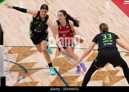 Seattle, Washington, États-Unis. 24 mai 2026. Washington Mystics garde GEORGIA AMOORE (8) se dirige vers le plateau tandis que défendu par Seattle Storm Guard JADE MELBOURNE (5) et KATIE LOU SAMUELSON (33) dans le quatrième quart-temps du match WNBA entre le Seattle Storm et Washington Mystics au Climate Pledge Arena de Seattle. (Crédit image : © Richard Dizon/ZUMA Press Wire) USAGE ÉDITORIAL SEULEMENT ! Non destiné à UN USAGE commercial ! Banque D'Images