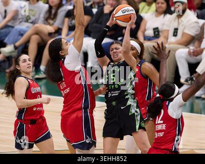 Seattle, Washington, États-Unis. 24 mai 2026. JADE MELBOURNE (5) contrôle le basket-ball alors qu'il est gardé par Washington Mystics Defenders dans le deuxième quart-temps du match WNBA entre le Storm de Seattle et Washington Mystics au Climate Pledge Arena de Seattle. (Crédit image : © Richard Dizon/ZUMA Press Wire) USAGE ÉDITORIAL SEULEMENT ! Non destiné à UN USAGE commercial ! Banque D'Images