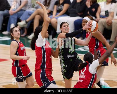 Seattle, Washington, États-Unis. 24 mai 2026. JADE MELBOURNE (5) contrôle le basket-ball alors qu'il est gardé par Washington Mystics Defenders dans le deuxième quart-temps du match WNBA entre le Storm de Seattle et Washington Mystics au Climate Pledge Arena de Seattle. (Crédit image : © Richard Dizon/ZUMA Press Wire) USAGE ÉDITORIAL SEULEMENT ! Non destiné à UN USAGE commercial ! Banque D'Images