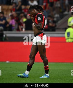 Milan. 25 mai 2026. Rafael Leao, de l'AC Milan, réagit à la fin d'un match de Serie A entre l'AC Milan et Cagliari à Milan, Italie, le 24 mai 2026. Crédit : Xinhua/Alamy Live News Banque D'Images
