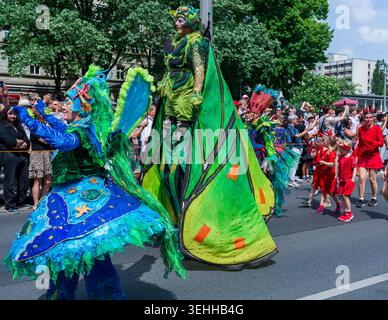 Berlin, Allemagne - 24 mai 2026 : des artistes costumés dansent pendant le défilé du Carnaval des cultures (Karneval der Kulturen) à Karl-Marx-Allee. Banque D'Images