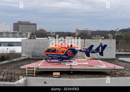 Un hélicoptère de transport médical sur la piste d'atterrissage sur le toit du TriStar Centennial Medical Center à Nashville, Tennessee, États-Unis. Banque D'Images