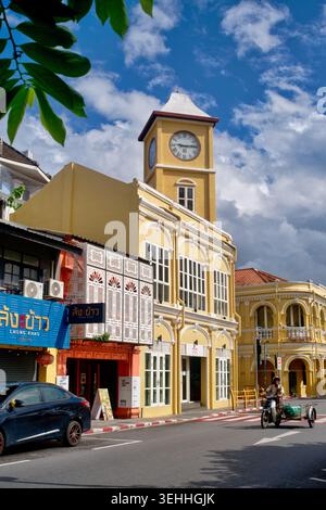 Le monument Phromthep Clocktower dans la zone du patrimoine de la vieille ville dans la ville de Phuket sur l'île de Phuket, Thaïlande, le bâtiment le plus emblématique de la ville Banque D'Images