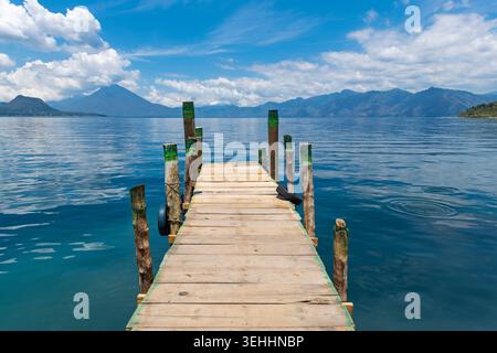 Jetée avec le lac Atitlan et le volcan San Pedro, San Antonio Palopo, Guatemala. Banque D'Images