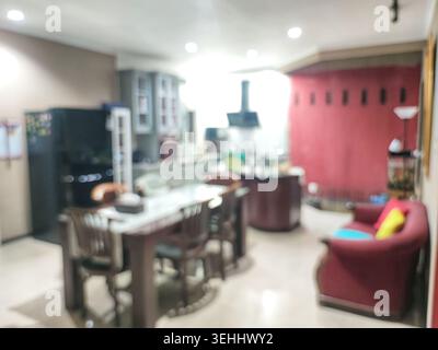 Une photo floue de la salle à manger et de la salle familiale. Banque D'Images