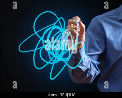 Main humaine dessinant un gribouillage bleu brillant sur un écran virtuel, visualisant la complexité, le chaos ou la résolution abstraite de problèmes Banque D'Images