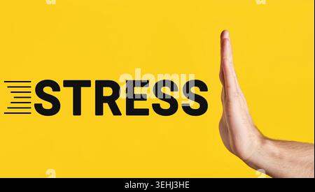 Main montrant un geste d'arrêt au mot stress, symbolisant le soulagement de la pression et de l'anxiété pour la santé mentale Banque D'Images