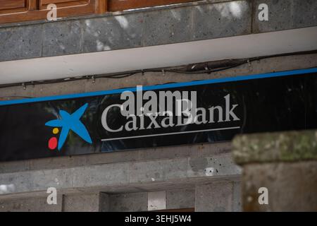 Firgas, Espagne 19 mai 2025, signe de la succursale de CaixaBank sur la façade historique d'un bâtiment en pierre à Firgas, Gran Canaria Banque D'Images