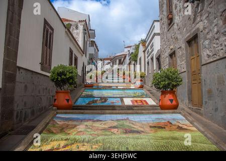 Firgas, Espagne 19 mai 2025, le célèbre escalier carrelé de Firgas, Grande Canarie, avec des carreaux de céramique au design complexe, terre cuite traditionnelle Banque D'Images