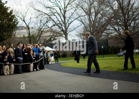 Le président américain George W. Bush et la première dame Laura arrivent sur la pelouse sud de la Maison Blanche via Marine One après un week-end à Banque D'Images