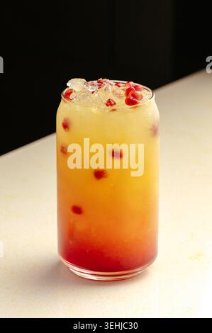 cocktail de fruits aux graines de grenade Banque D'Images