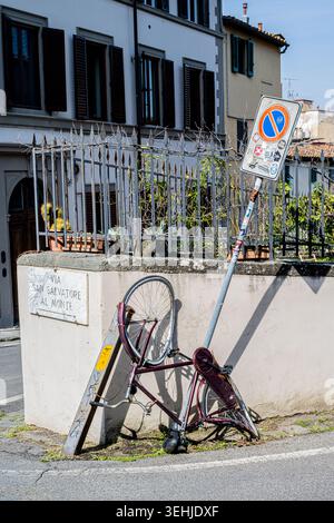 Panneau italien de non-stationnement sur la clôture en fer forgé Banque D'Images