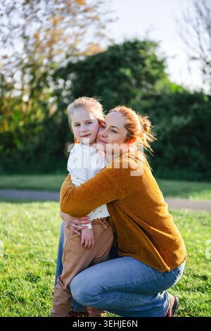 Mère et fille à la distance en Banque D'Images