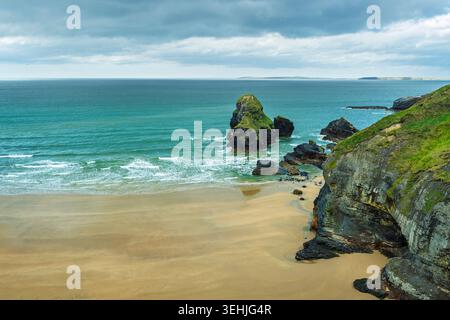 Large vue panoramique sur la plage de Suns et Virgin Rock pile de mer avec falaises de calcaire à Ballybunion, Kerry, Irlande. Banque D'Images