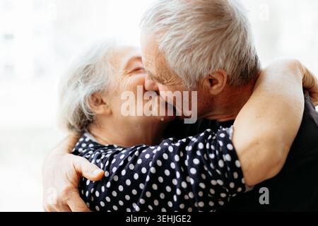 Couple senior romantique partageant un baiser tendre Banque D'Images