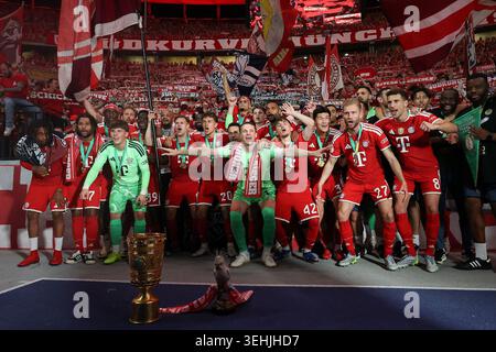 DFB Pokalfinale - FC FC Bayern Munich - Stuttgart am 23.05.2026 im Olympiastadion in Berlin Die Mannschaft des FC FC Bayern Munich/Muenchen, der Pokalsieger [cup winner] 2026 lässt sich vor der Kurve feiern u.a. mit Torwart [goalkeeper] Manuel Neuer (Muenchen 1) Foto: osnapix/Marcus Hirnschal DFB regulations prohibit any use of photographs as image sequences and/or quasi-video Banque D'Images