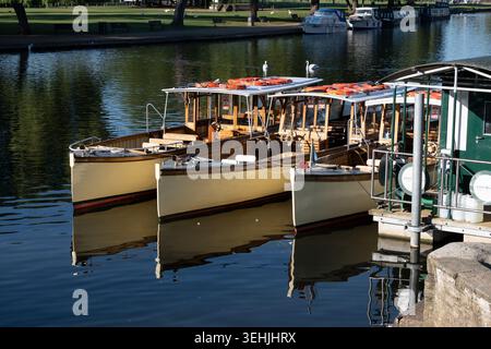 Bateaux de voyage amarrés sur la rivière Avon, Stratford-upon-Avon, Warwickshire, Angleterre, Royaume-Uni Banque D'Images