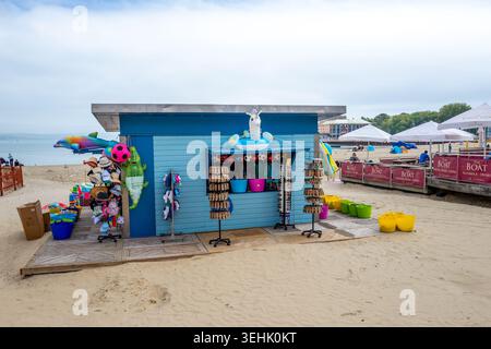Petit café et commerces alimentaires sur la plage dans la ville côtière sud de Weymouth. Banque D'Images