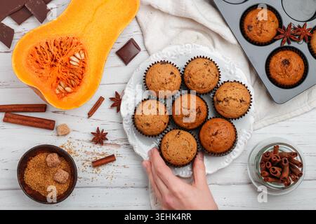 Muffins à la citrouille maison fraîchement cuits au four avec chocolat et épices (cannelle, anis étoilé, cardamome). Gâteaux maison sains pour le petit déjeuner. foc sélectif Banque D'Images