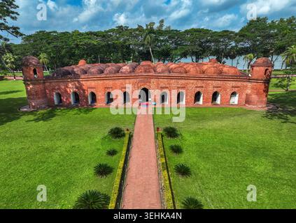 Vue aérienne de la Mosquée historique Sixty Dome avec ses murs de briques rouges et ses multiples dômes entourés de pelouses verdoyantes et d'arbres à Bagerhat, Khulna Banque D'Images