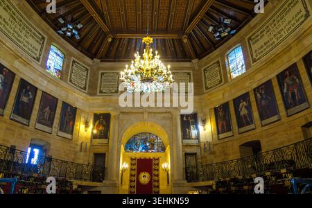 Vue intérieure de la salle de réunion historique Casa de Juntas à Gernika, Espagne, avec portraits, vitraux et un grand lustre Banque D'Images
