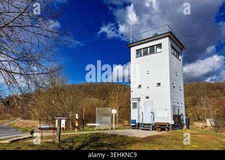 Une tour de guet de la RDA à la frontière intérieure de l'Allemagne près de Vacha en Thuringe Banque D'Images