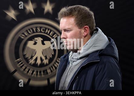 Deutschland. 25 mai 2026.  ! ACHTUNG FOTOMONTAGE ! Hier im Bild Julian Nagelsmann, Bundestrainer, Deutschland, Fussball, nachdenklich, Nachdenken, in Gedanken, im Hintergrund ein Foto vom logo des DFB, Deutscher Fussball Bund crédit : dpa/Alamy Live News Banque D'Images