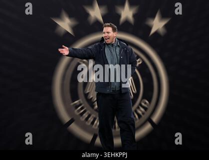 Deutschland. 25 mai 2026.  ! ACHTUNG FOTOMONTAGE ! Hier im Bild Julian Nagelsmann, Bundestrainer, Deutschland, Fussball, aufgebracht, Streckt den linken Arm aus, im Hintergrund ein Foto vom logo des DFB, Deutscher Fussball Bund crédit : dpa/Alamy Live News Banque D'Images