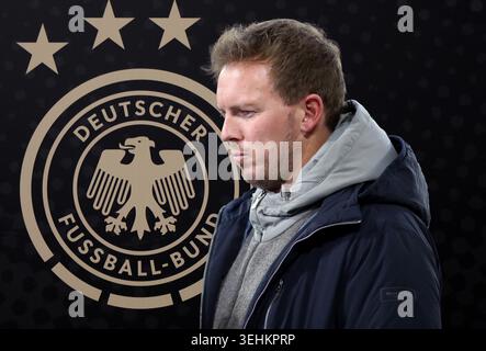 Deutschland. 25 mai 2026.  ! ACHTUNG FOTOMONTAGE ! Hier im Bild Julian Nagelsmann, Bundestrainer, Deutschland, Fussball, nachdenklich, Nachdenken, in Gedanken, im Hintergrund ein Foto vom logo des DFB, Deutscher Fussball Bund crédit : dpa/Alamy Live News Banque D'Images