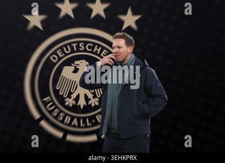 Deutschland. 25 mai 2026.  ! ACHTUNG FOTOMONTAGE ! Hier im Bild Julian Nagelsmann, Bundestrainer, Deutschland, Fussball, im Hintergrund mit dem Zeigefinger am Mund, nachdenken, nachdenklich, im Hintergrund ein Foto vom logo des DFB, Deutscher Fussball Bund crédit : dpa/Alamy Live News Banque D'Images