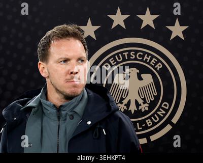 Deutschland. 25 mai 2026.  ! ACHTUNG FOTOMONTAGE ! Hier im Bild Julian Nagelsmann, Bundestrainer, Deutschland, Fussball, nachdenken, nachdenklich, in Gedanken, überlegen, im Hintergrund ein Foto vom logo des DFB, Deutscher Fussball Bund crédit : dpa/Alamy Live News Banque D'Images