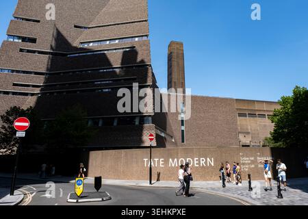 Vue extérieure du Blavatnik Building à la galerie Tate Modern d'art contemporain le 24 mai 2026 à Londres, Royaume-Uni. Le Tate Modern est situé dans l'ancienne centrale électrique de Bankside à Southwark et est l'un des plus grands musées d'art moderne et contemporain au monde. Comme pour les autres galeries et musées nationaux du Royaume-Uni, il n'y a pas de frais d'entrée pour l'accès aux expositions de la collection, qui occupent la majorité de l'espace de la galerie. Le réaménagement de l'espace a été entrepris par les architectes Herzog & de Meuron. Banque D'Images