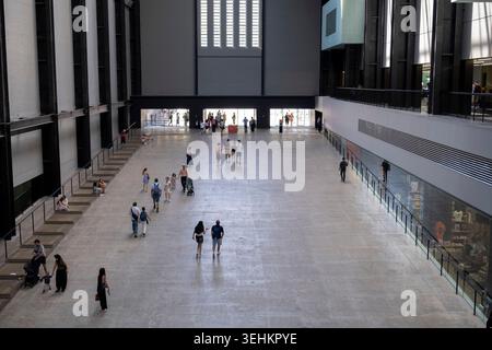 Vue intérieure du turbine Hall à la galerie Tate Modern d'art contemporain le 24 mai 2026 à Londres, Royaume-Uni. Le Tate Modern est situé dans l'ancienne centrale électrique de Bankside à Southwark et est l'un des plus grands musées d'art moderne et contemporain au monde. Comme pour les autres galeries et musées nationaux du Royaume-Uni, il n'y a pas de frais d'entrée pour l'accès aux expositions de la collection, qui occupent la majorité de l'espace de la galerie. Le réaménagement de l'espace a été entrepris par les architectes Herzog & de Meuron. Banque D'Images