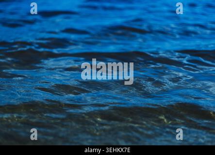 La texture de l'eau de mer bleue Banque D'Images