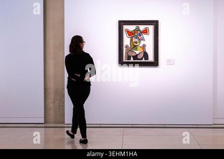 Femme vues Pablo Picasso peinture femme au chapeau dans un fauteuil au Musée Granet XXe une galerie d'art moderne à Aix-en-Provence, France Banque D'Images
