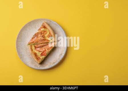 Nourriture, quiche, tarte au saumon, brocoli, fromage. Tarte à la quiche avec poisson et légumes, fromage, sel et épices, nourriture saine Banque D'Images