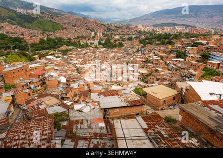 Une vue panoramique de Medellin, en Colombie, mettant en valeur le paysage urbain tentaculaire niché dans des collines verdoyantes. La ville animée est riche en cultur Banque D'Images
