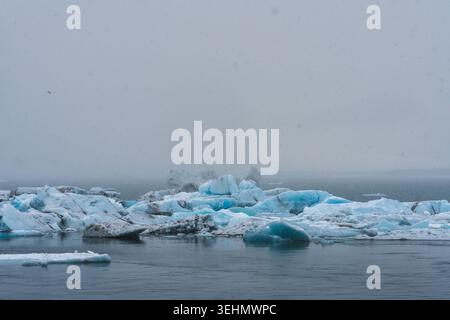 De superbes icebergs flottent sereinement dans la lagune glaciaire de Jokulsarlon en Islande, mettant en valeur la beauté naturelle à couper le souffle du paysage glacé sous un Banque D'Images