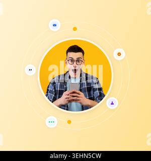 Homme sourit tout en tenant un smartphone et montre l'excitation dans un cadre lumineux Banque D'Images