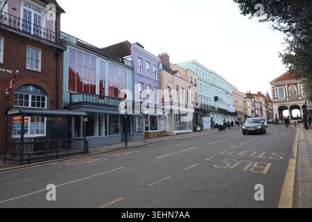 Vue sur la Windsor High Street, qui serpente autour du château dans le quartier royal de Windsor, Berkshire, Royaume-Uni. Banque D'Images