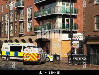Un cordon policier sur les lieux près du bar One four One sur West Street, Sheffield, où une femme de 30 ans est décédée suite à une fusillade. Trois personnes ont été arrêtées sur la base de soupçons de meurtre après que des policiers ont été appelés sur les lieux à 2h45 lundi matin. Date de la photo : lundi 25 mai 2026. Banque D'Images