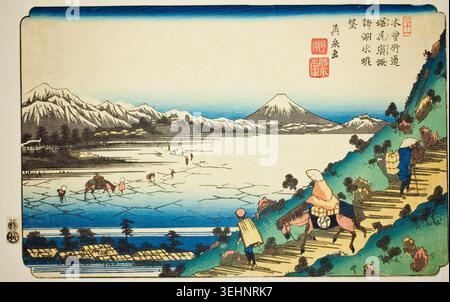 Vue du lac Suwa depuis le col de Shiojiri par Keisai Eisen, v. 1835/36, représentant des voyageurs sur un sentier de montagne surplombant un pic volcanique enneigé et un paysage lacustre lointain Banque D'Images