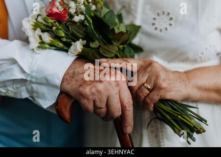 Gros plan de couple senior ayant mariage, mariée tenant bouquet. Banque D'Images