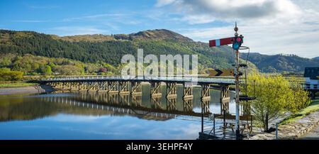 Pont à péage de Penmaenpool - un pont à péage en bois classé Grade II qui traverse l'estuaire de Dolgellau à Barmouth dans le nord du pays de Galles, Royaume-Uni Banque D'Images