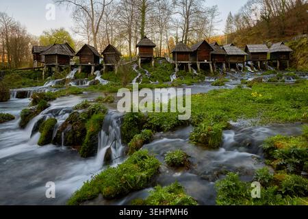 Moulins à eau traditionnels sur les lacs Pliva près de Jajce, Bosnie-Herzégovine Banque D'Images