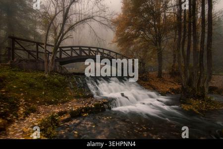 Pont en bois et cascade à Vrelo Bosne en automne, Bosnie-Herzégovine Banque D'Images